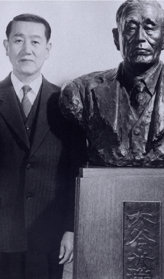 正垣角太郎氏と銅像の写真